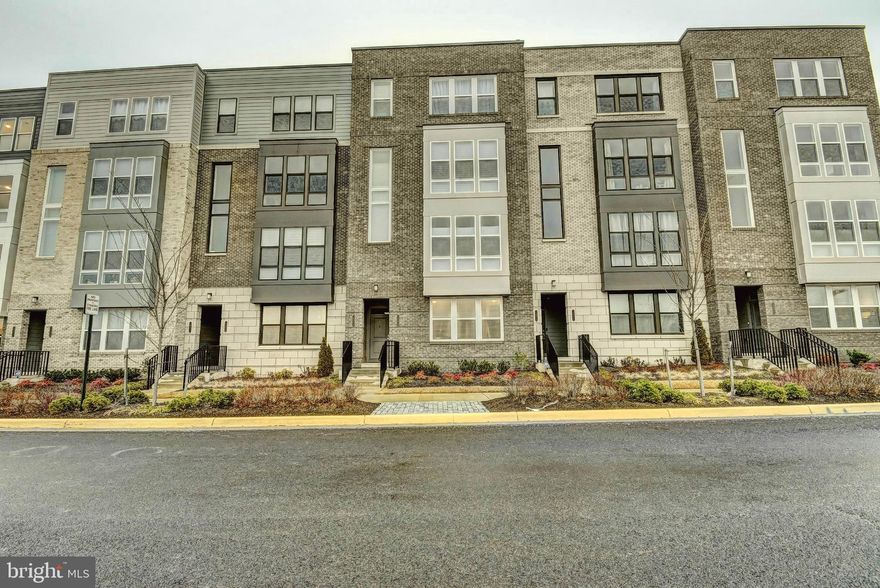 New Modern Luxury Condo 3 Bed 2 1/2 Bath located in  Herndon, VA.Conveniently located in close proximity to   corporate hub. Zoned to Fairfax School District. Close to shopping & Toll Rd. Easy access to Metro. Beautiful layout and fully upgraded modern kitchen / living combo with hardwood floors. Upgraded carpet in all bedrooms. Laundry upper level.Rare opportunity to rent.