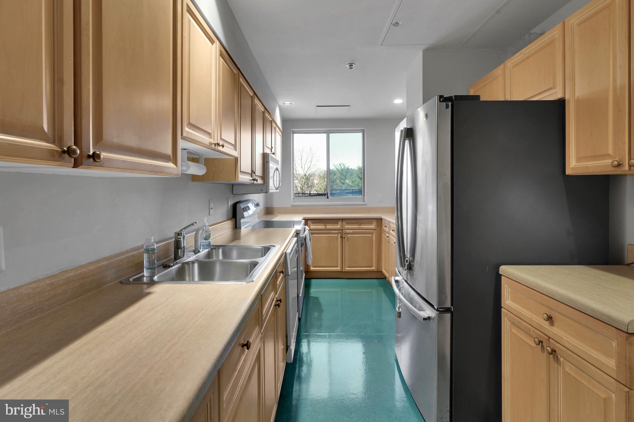 CARLYLE TOWERS CONDOMINIUM - Residential