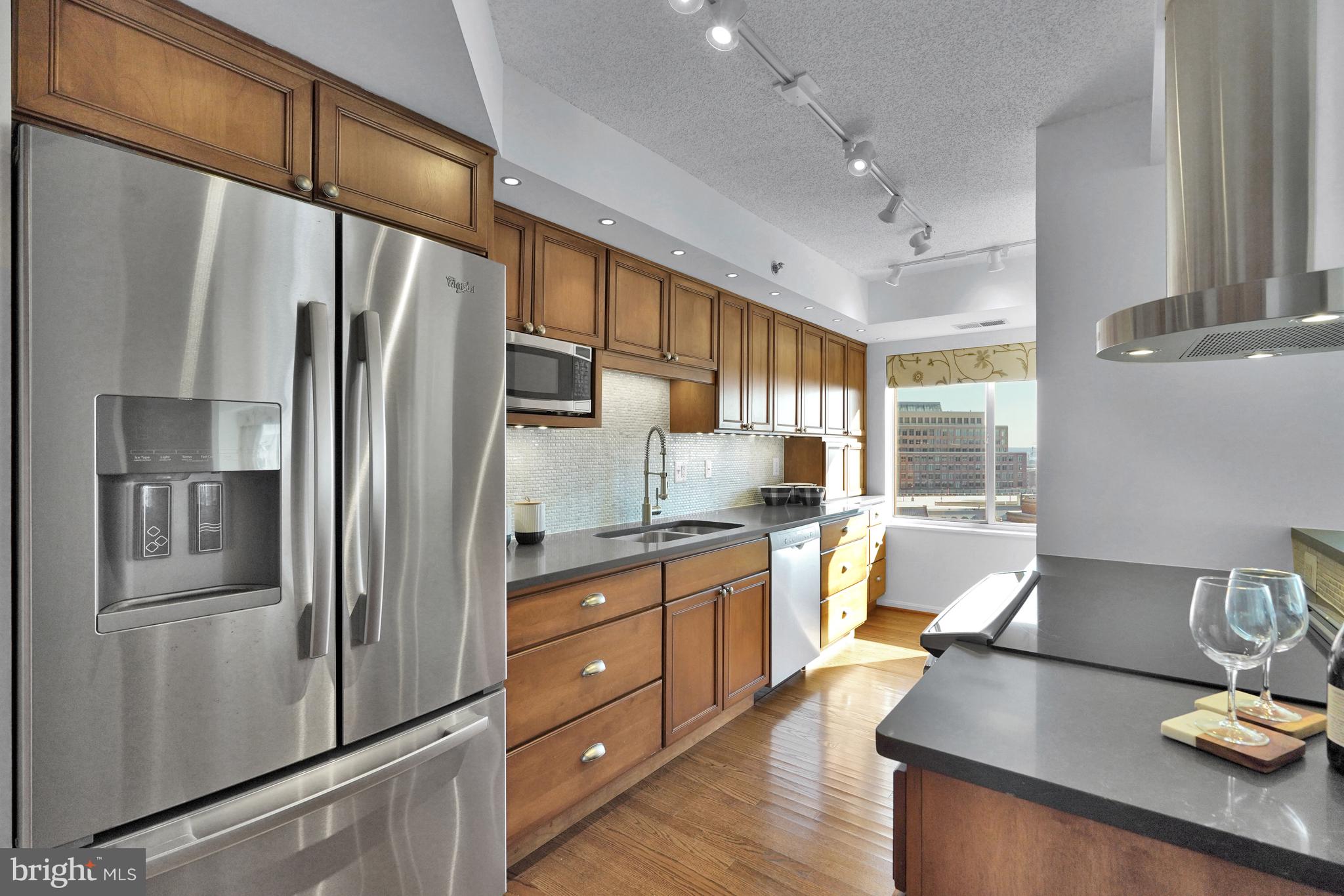 CARLYLE TOWERS CONDOMINIUM - Residential