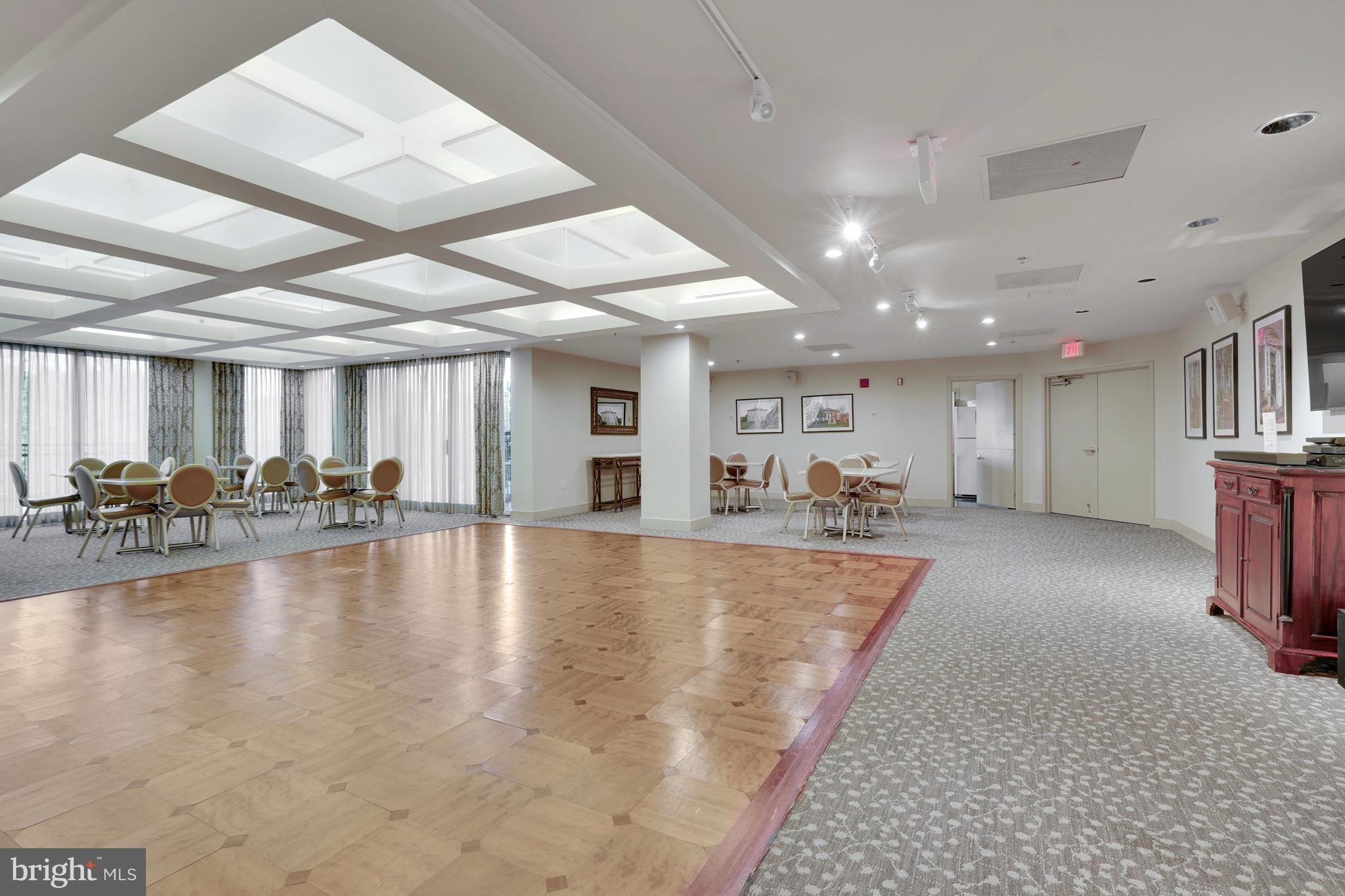 CARLYLE TOWERS CONDOMINIUM - Residential