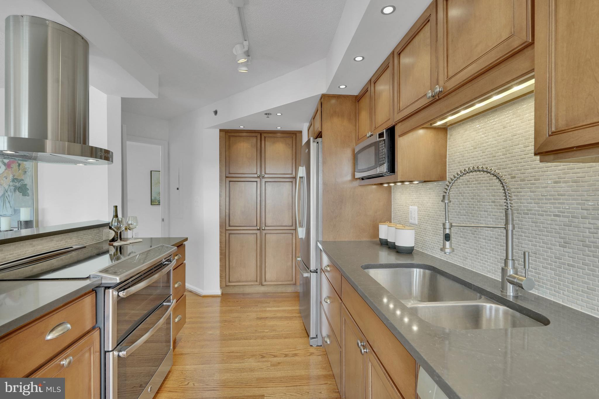 CARLYLE TOWERS CONDOMINIUM - Residential