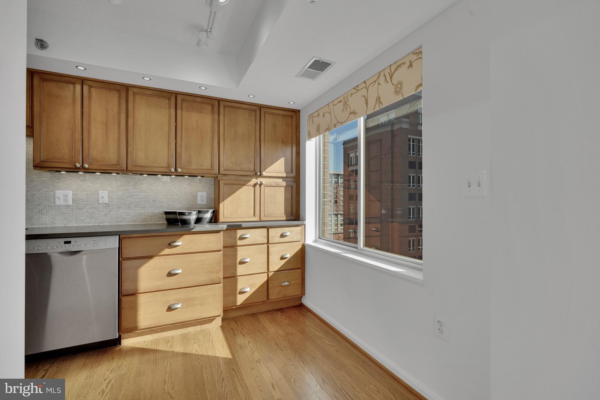 CARLYLE TOWERS CONDOMINIUM - Residential