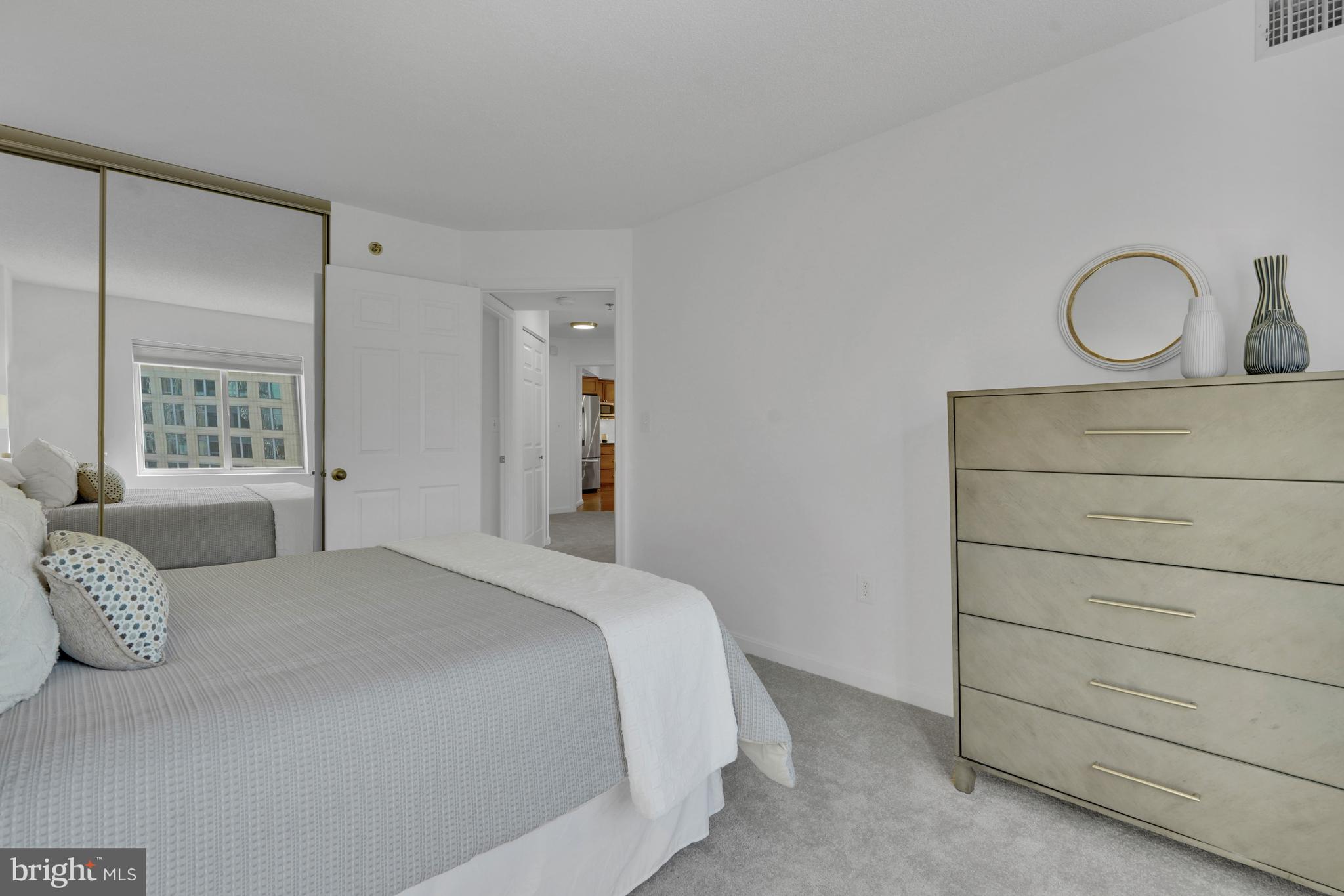 CARLYLE TOWERS CONDOMINIUM - Residential