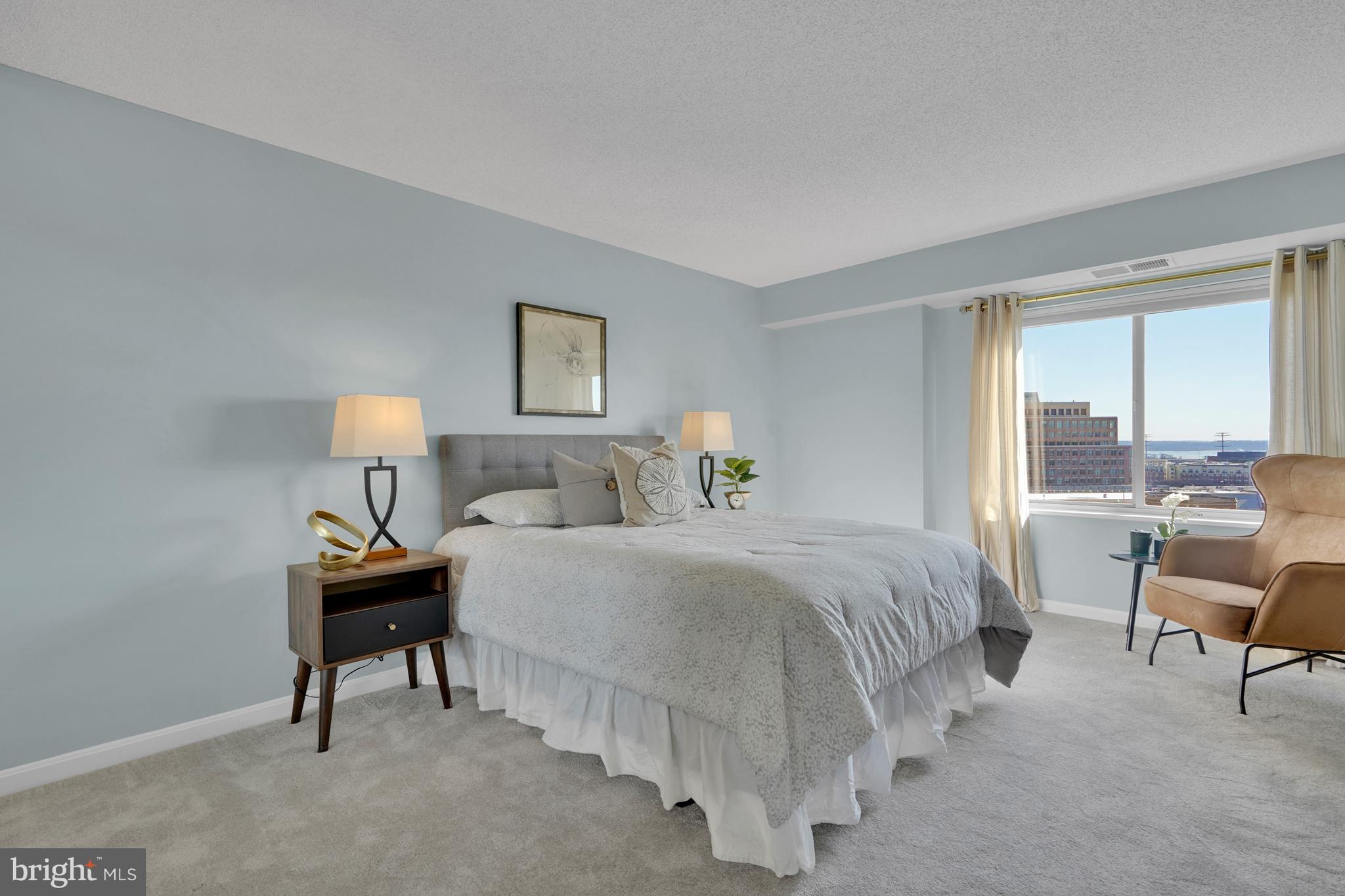 CARLYLE TOWERS CONDOMINIUM - Residential