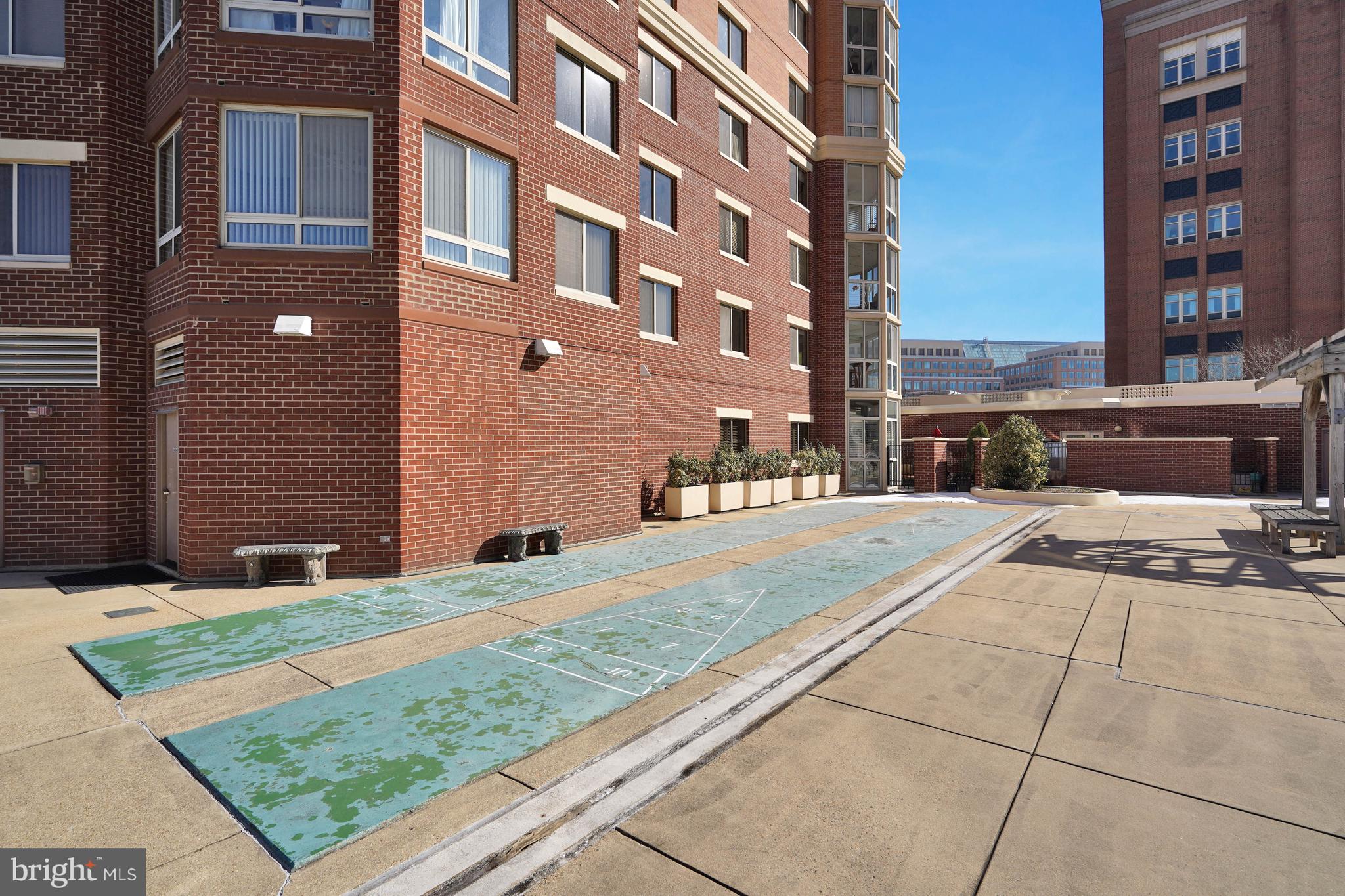 CARLYLE TOWERS CONDOMINIUM - Residential