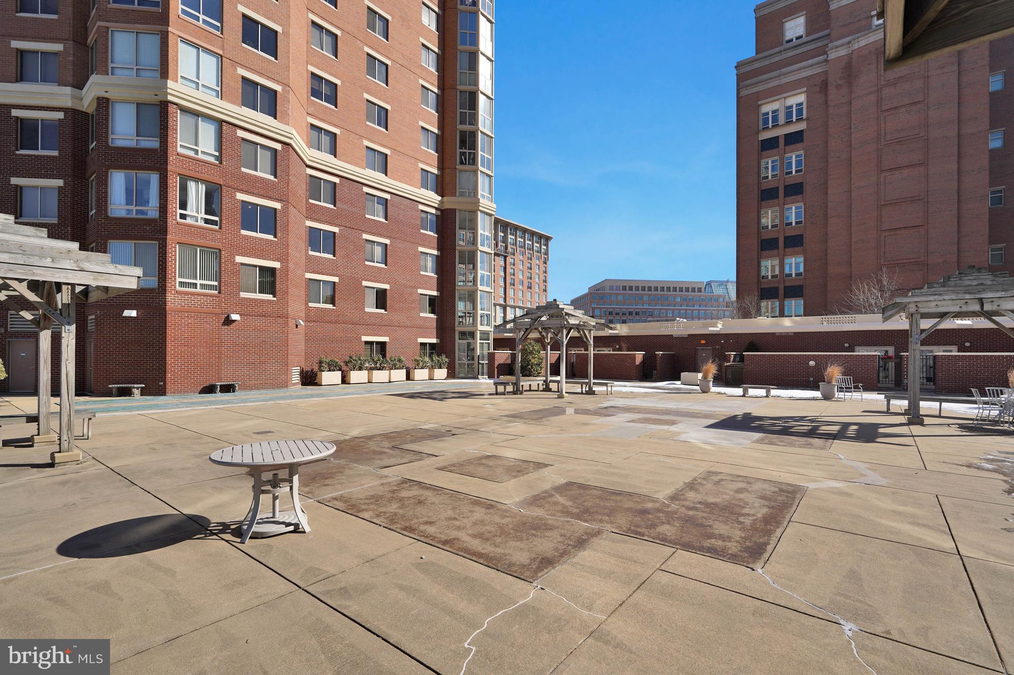 CARLYLE TOWERS CONDOMINIUM - Residential