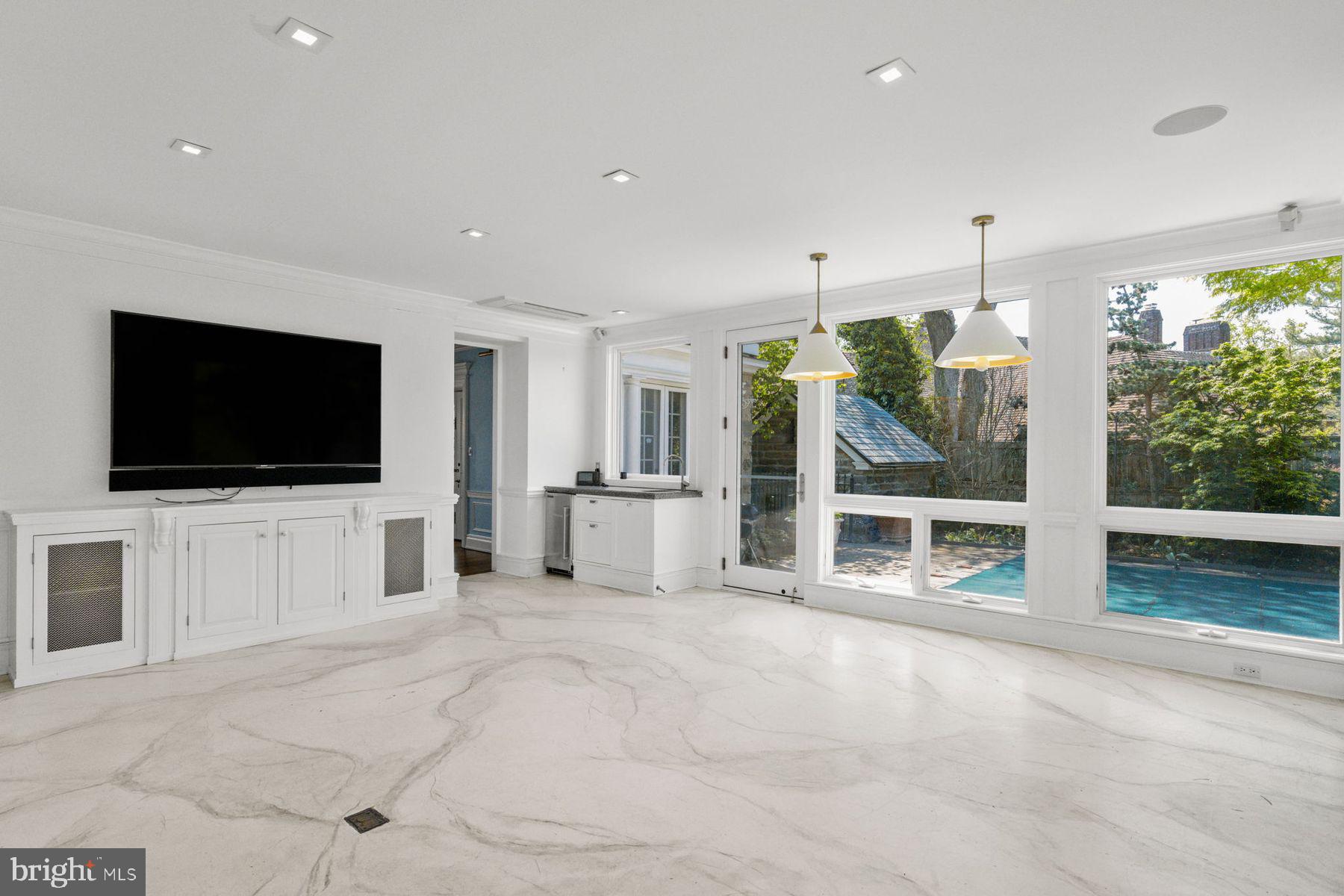 CHESTNUT HILL - Residential
