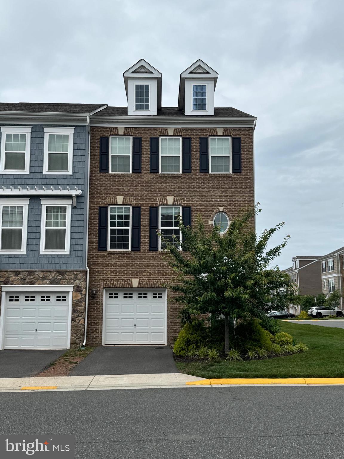 Almost New townhouse, end unit. Walk out basement. Moden kitchen, open floor design. Excellent condition. Must see it.