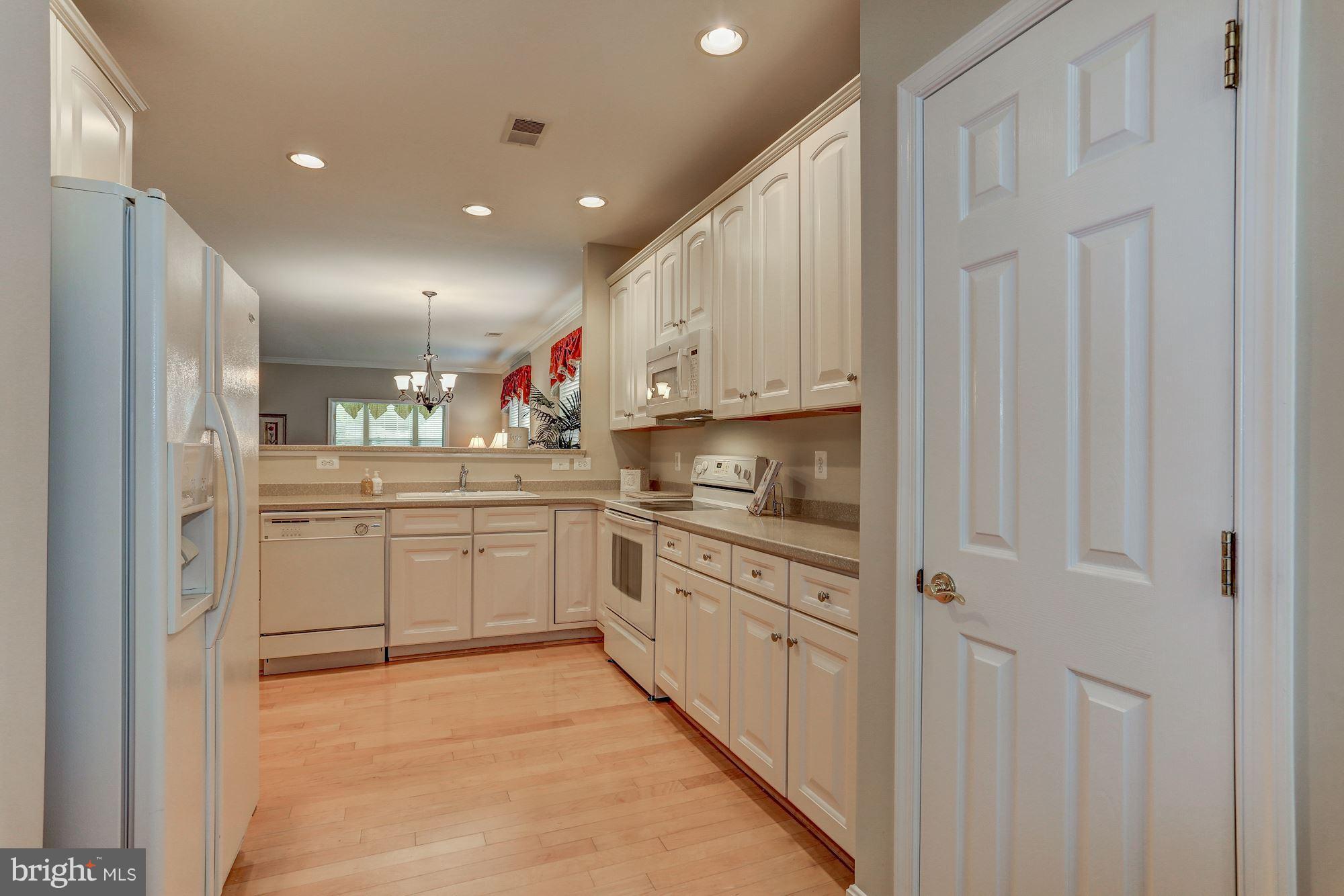 FOUR SEASONS - Residential