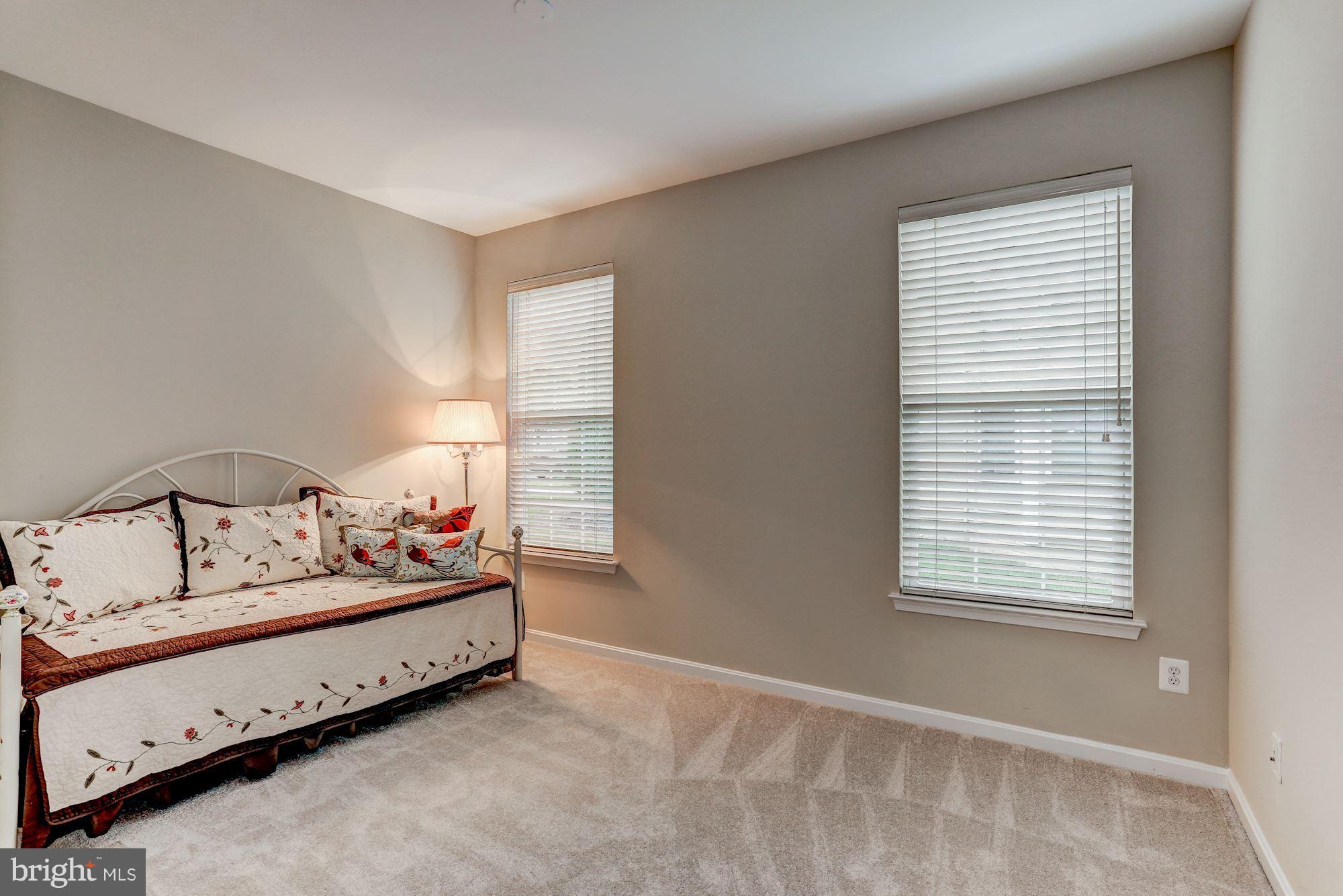 FOUR SEASONS - Residential