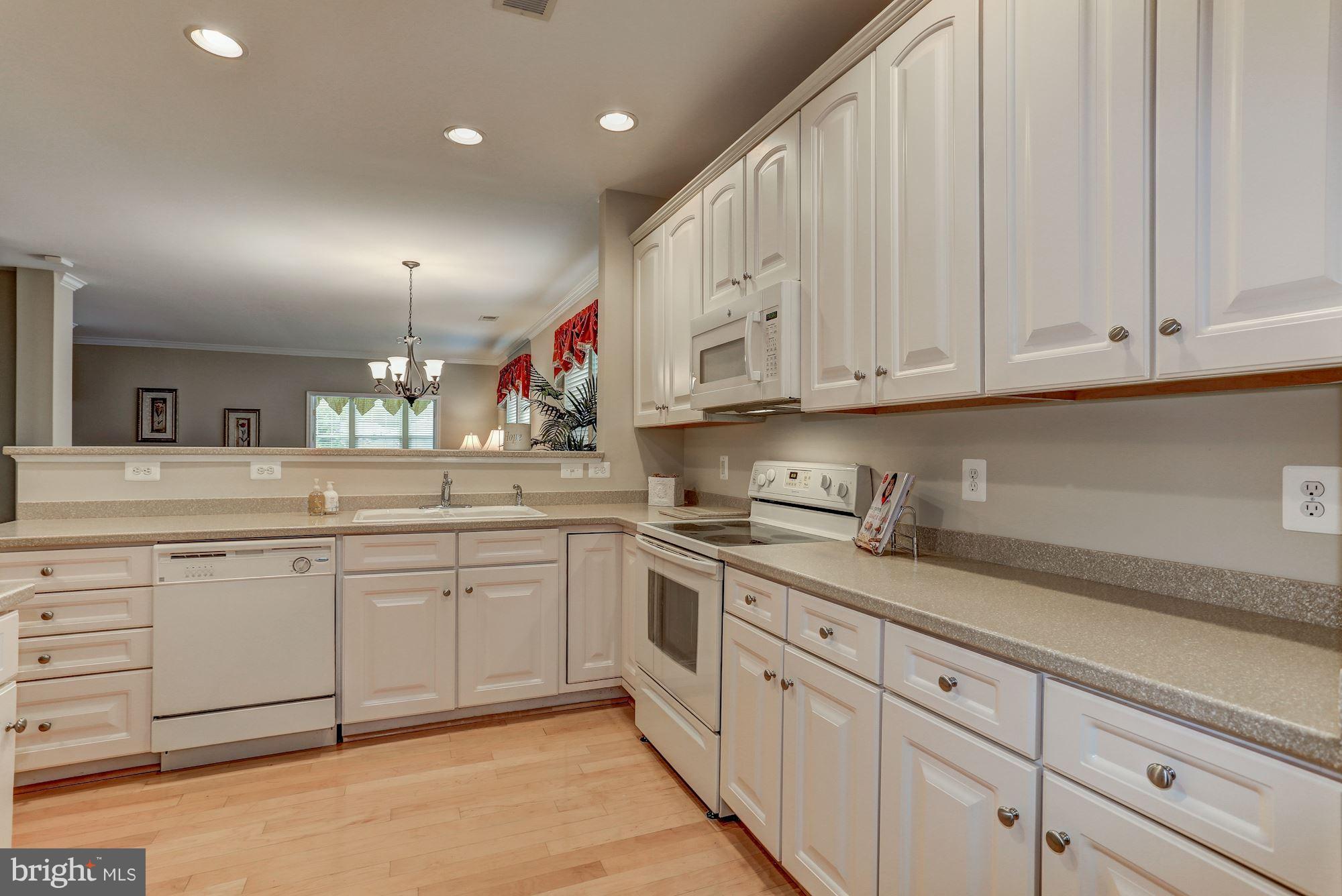 FOUR SEASONS - Residential