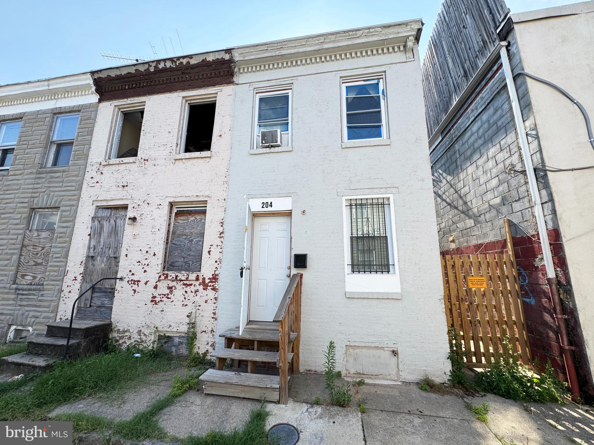 ONLINE AUCTION: Bidding begins 7/30/2025 @ 10:00 AM. Bidding ends 8/1/2025 @ 11:20 AM. List Price is Suggested Opening Bid. Deposit: $5,000.
2-story semi-detached townhome located in the Mount Clare neighborhood.
Situated near Union Square Park, Westside Shopping Center, and Carroll Park.
Closest traffic arteries include W Pratt St and N Fulton Ave.
Property is believed to be vacant.