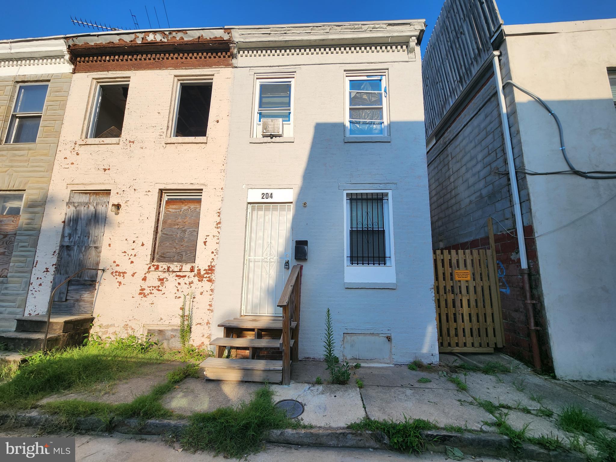 ONLINE AUCTION: Bidding begins 8/20/2025 @ 10:00 AM. Bidding ends 8/22/2025 @ 11:10 AM. List Price is Suggested Opening Bid. Deposit: $5,000.
2-story semi-detached townhome located in the Mount Clare neighborhood.
Situated near Union Square Park, Westside Shopping Center, and Carroll Park.
Closest traffic arteries include W Pratt St and N Fulton Ave.