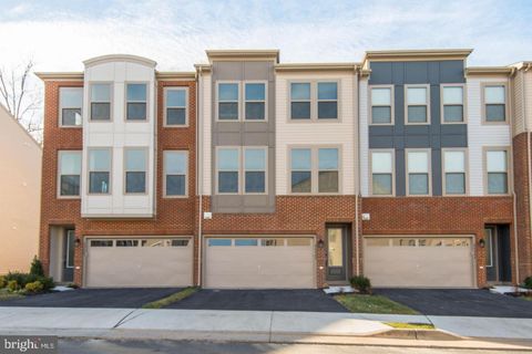 Townhouse For Rent - 42482 Dogwood Glen Square<br/> STERLING, VA 20166