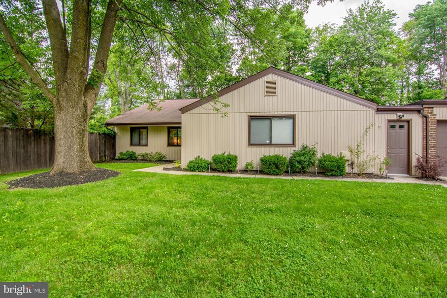 Light filled contemporary at the end of a quiet cul-de-sac. Incredibly rare one level single family home in Columbia. 3 large beds, 2 full baths. Giant kitchen/ family combo & separate formal dining rm. Sprawling great room w/ cathedral ceilings that overflows to rear patio and grill area. Fenced rear yard perfect for enjoying the outdoors! Giant mud rm, dual entry garage, & a motivated selle