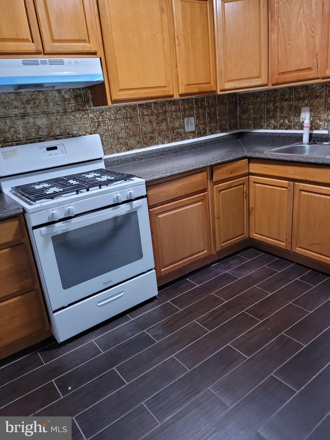 HUNTCREST CONDOMINIUM - Residential Lease