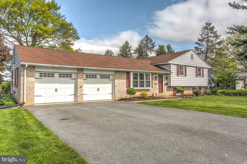 Photo of 411 W BROAD ST, NEW HOLLAND, PA 17557 (MLS # PALA2034584)