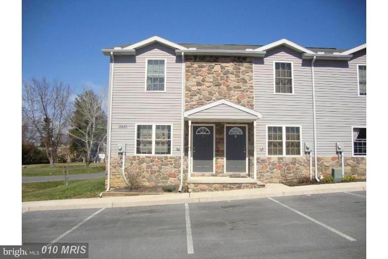 Nice affordable 2 Bedroom, 1 Bath/1st floor. Sunburst Gardens in Waynesboro, PA.
Like new, roomy , playground area, parking spaces provided. Water and Sewer, lawn care and snow removal charge is: $100 per month .