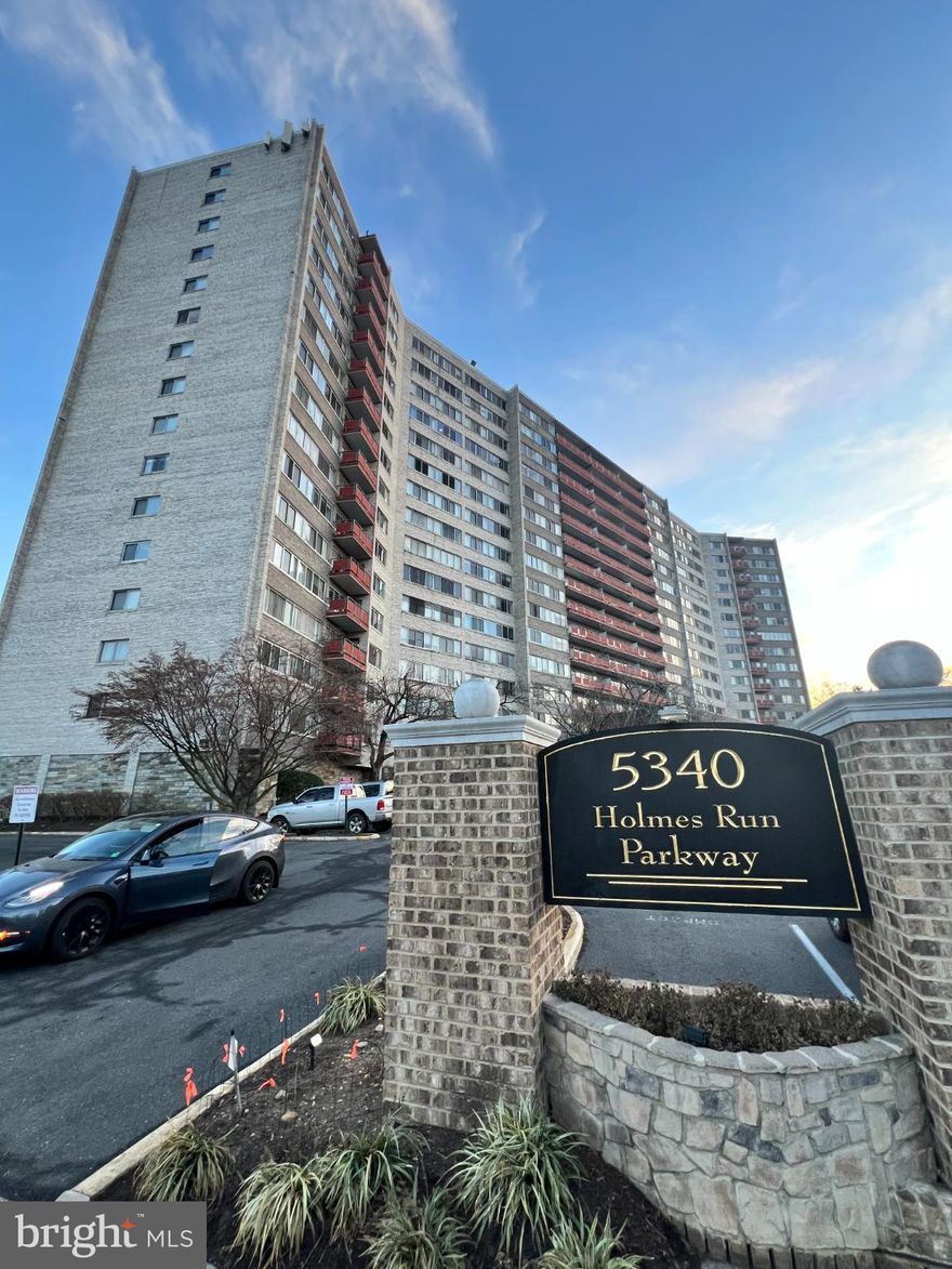 Oversized one-bedroom with new paint, one-bath condo (almost 850 sqft) on the first floor! Washer/dryer in unit and oversized bedroom & walk-in closet. ALL UTILITIES INCLUDED!!! Secure 24hr front desk, gym, sauna, pool, bbq areas and off street parking. Easy access to 395, DC, Old Town.