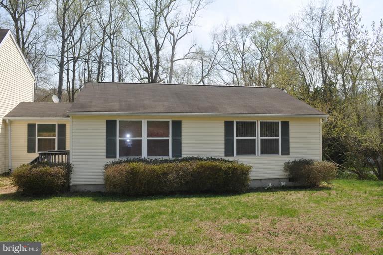 Nice 2 Bedroom Apartment for rent in Huntingtown. Unit is an attached in law apartment. Large deck shared by both rental units. Separate Laundry and parking spaces. Located in quiet waterfront community. Tenant can use community boat ramp and pier for fee of $65. Close to great schools, commuter bus to DC, Hospital, Library, Sports Complex and Aquatic Center.