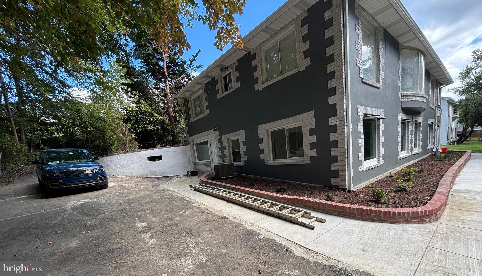 CHESTNUT HILL - Residential