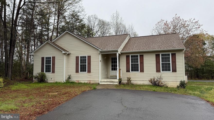 Lovely 3 bedroom, 2 bath rambler located on a cul-de-sac. Convenience of 1-level living, featuring a spacious kitchen and dining area, large living room,  and a primary bedroom with walk-in closet. Located close to I-95 and shopping galore!