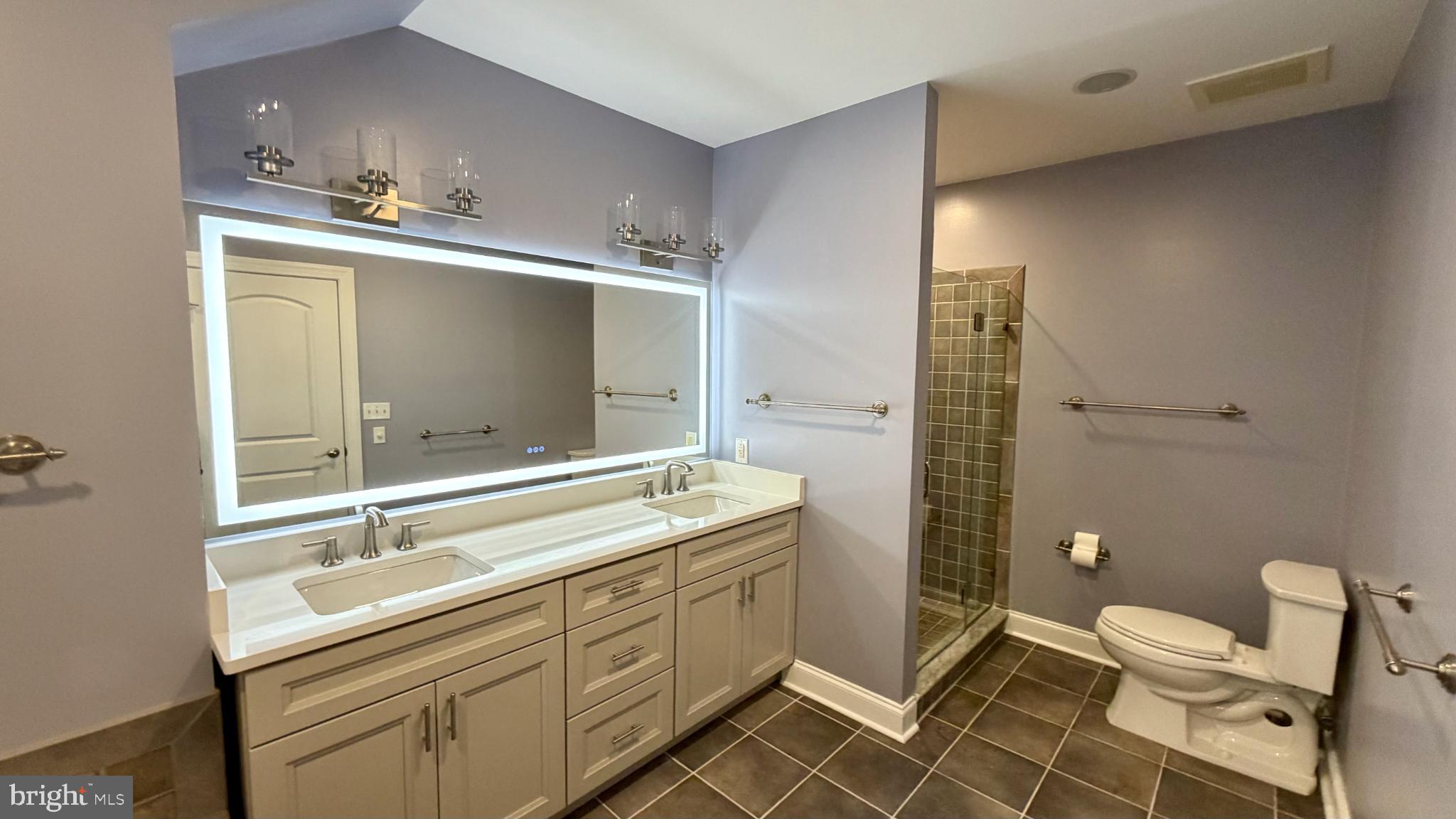 QUEEN VILLAGE - Residential