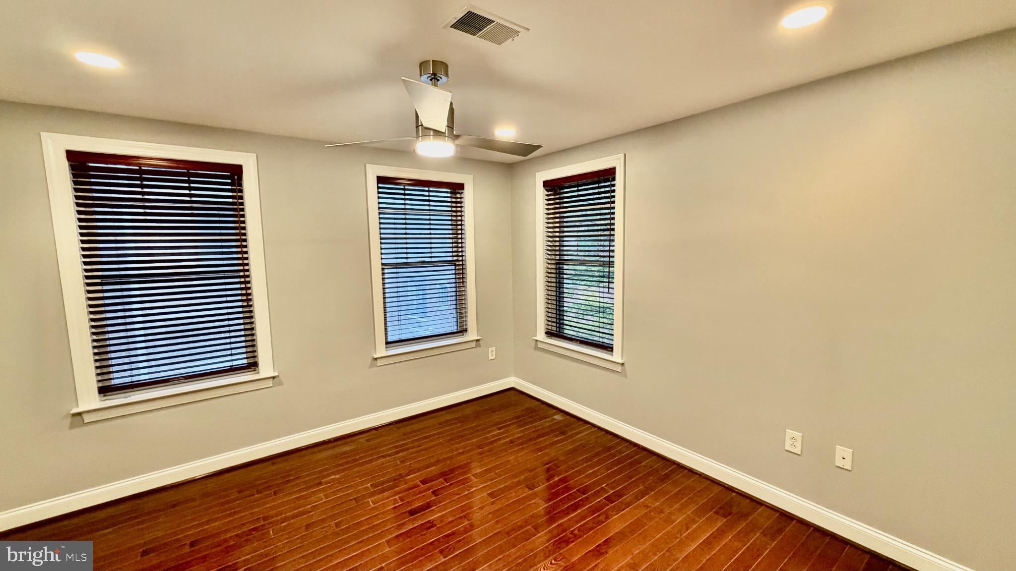 QUEEN VILLAGE - Residential