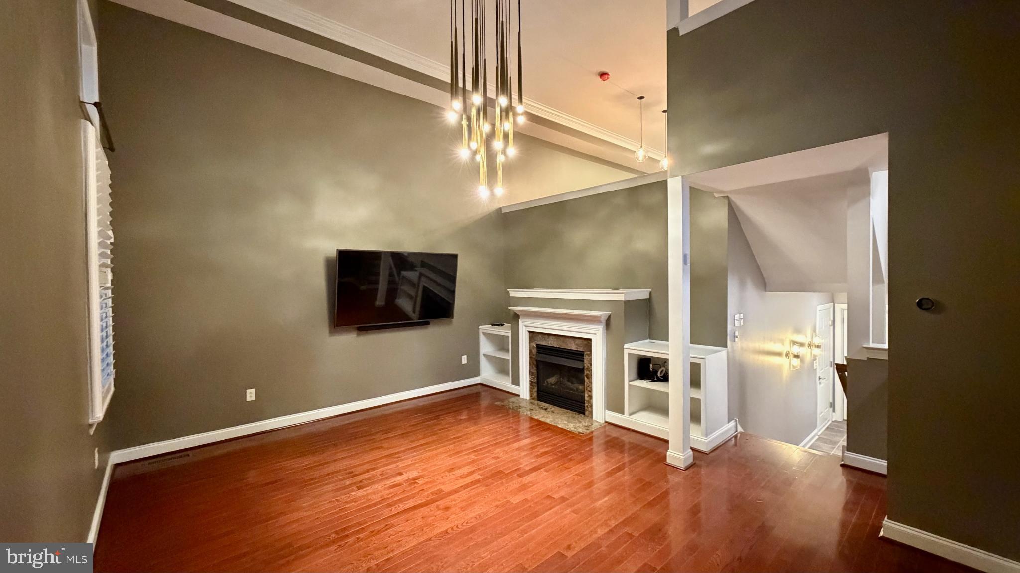 QUEEN VILLAGE - Residential