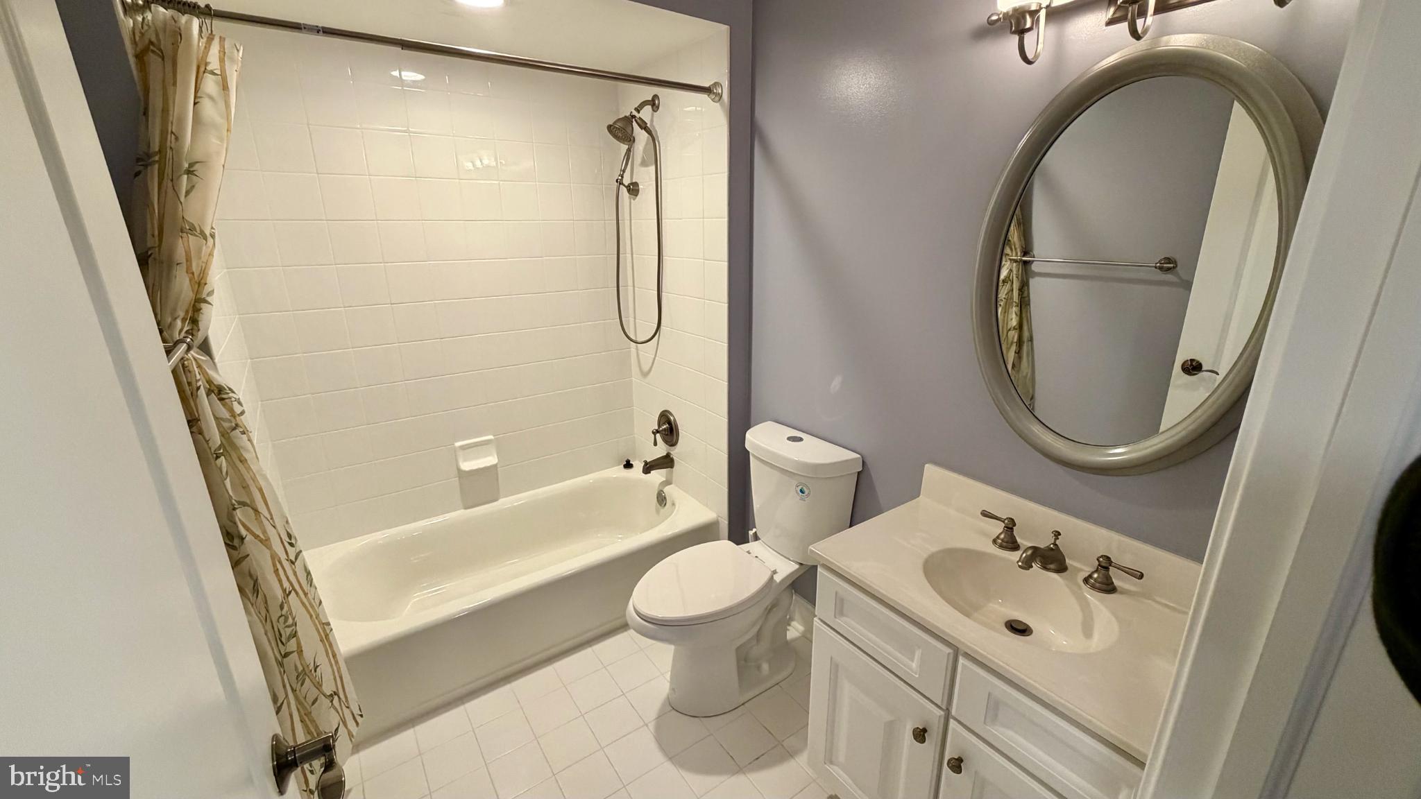 QUEEN VILLAGE - Residential