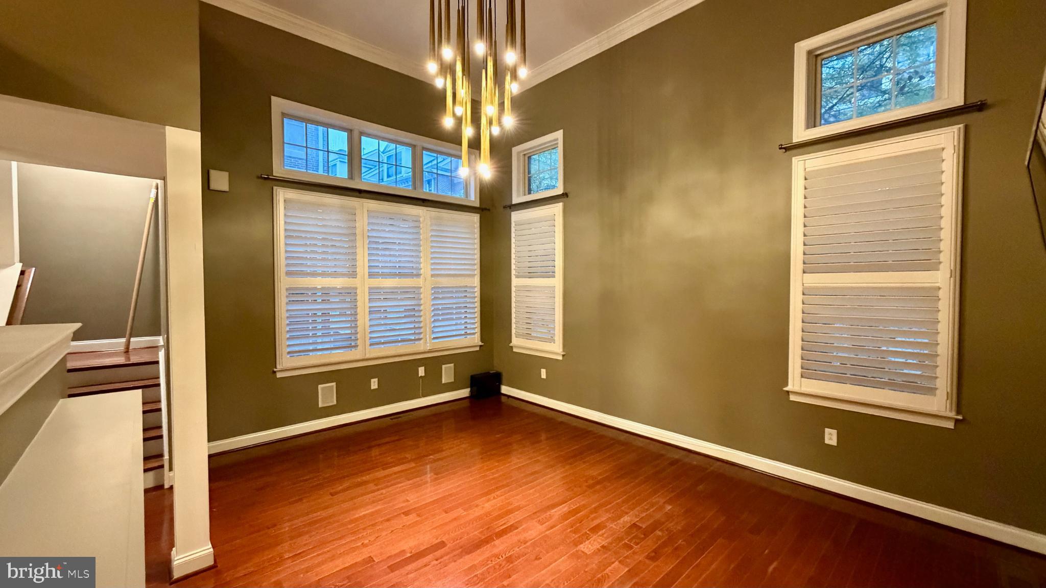 QUEEN VILLAGE - Residential