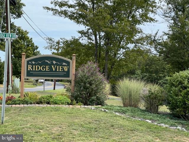 Only lot for sale in this community!
Well maintained w/ paved streets, city water, central sewage, underground utilities and protective covenants. Ridge View is centrally located with the convenience of the schools, shopping, medical facilities close by and the beauty of the country...and just minutes from I-70 for an easy commute.