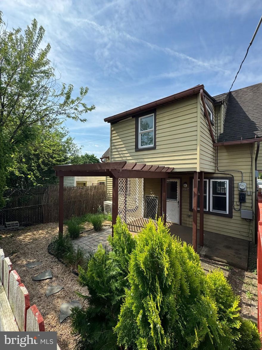 Two bedroom, one bathroom rear apartment.
Note: Applicant must fill out an application and be approved PRIOR to viewing the property. The online application can be found on our website. You can apply for this property under the property description.