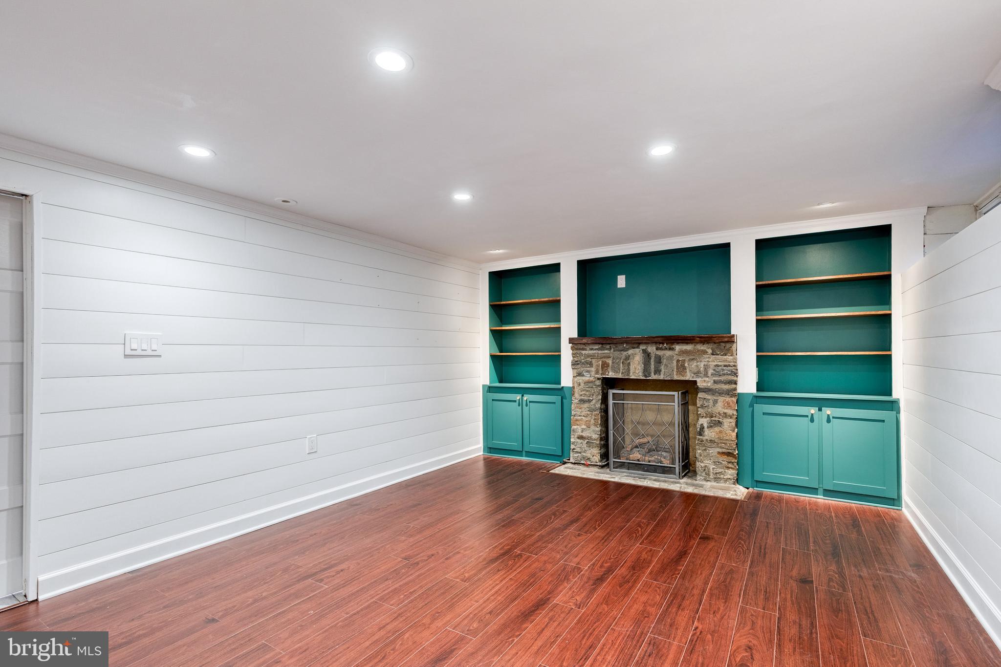 BURKLEIGH SQUARE - Residential