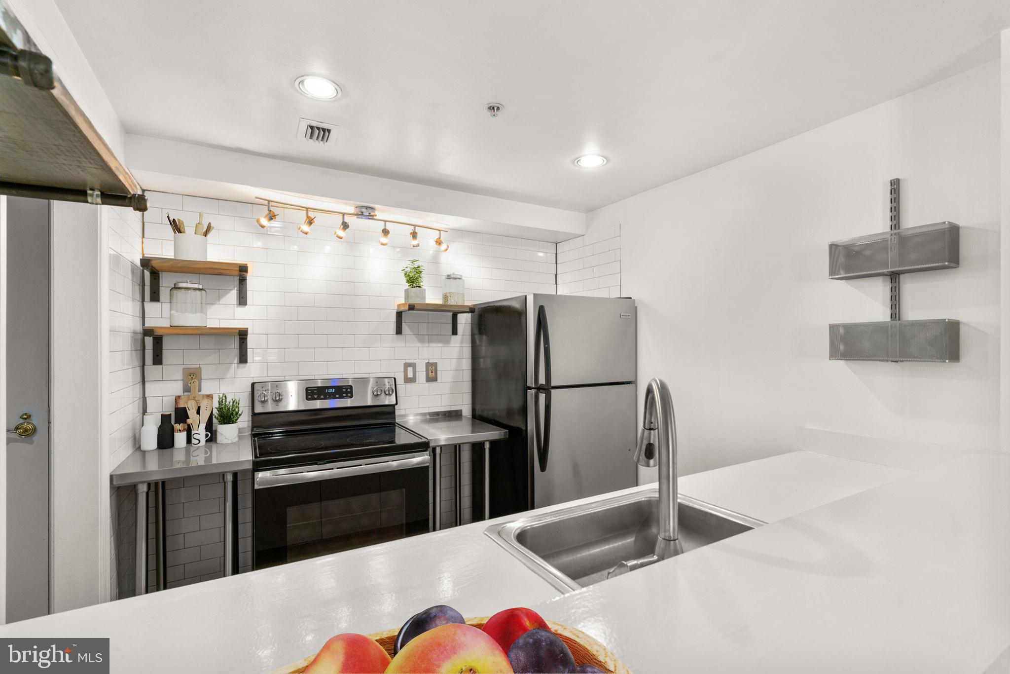 HENDERSON'S WHARF - Residential