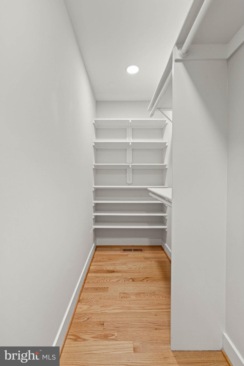 OAKTON GLEN - Residential