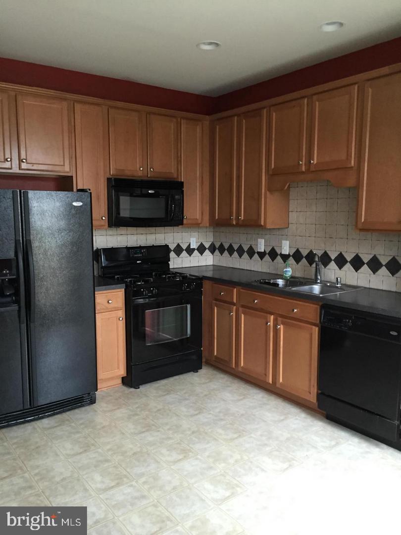 WAKELAND MANOR - Residential Lease