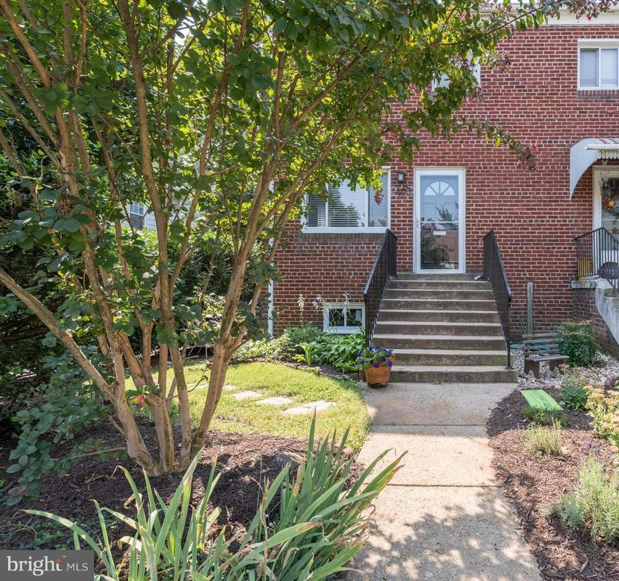 Enviable location in sought-after Del Ray community & close to Braddock Rd. Metro+Potomac Yards! Wonderful 3BR/2BA home w/3 finished levels, HW floors, neutral paint colors, granite counter tops & stainless appliances in updated KIT, built-in bookcases/cabinets, a finished lower level rec room space & a great deck for outdoor entertaining w/deep fenced yard. Ideal for commuters -WON'T LAST LONG!