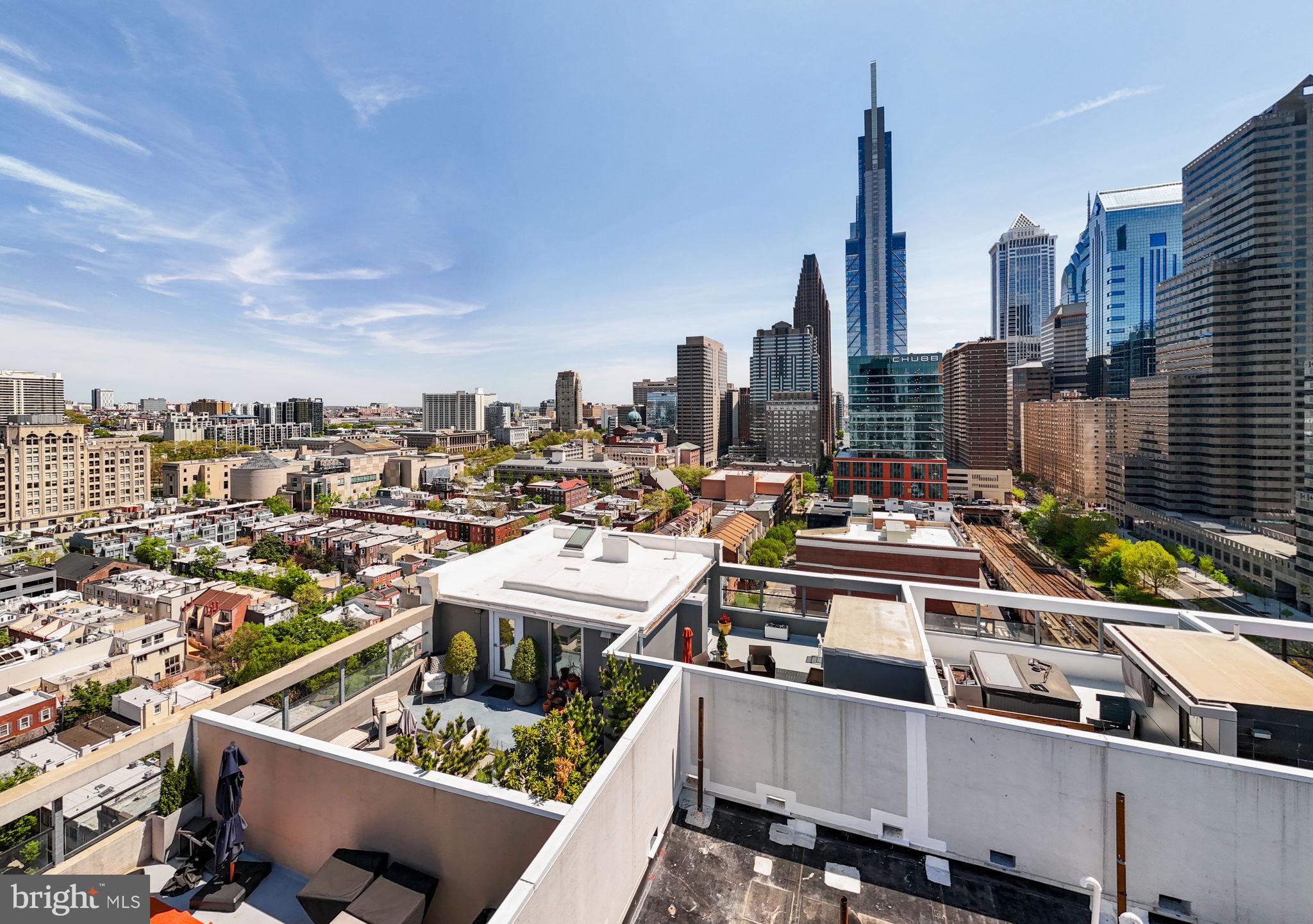 LOGAN SQUARE - Residential