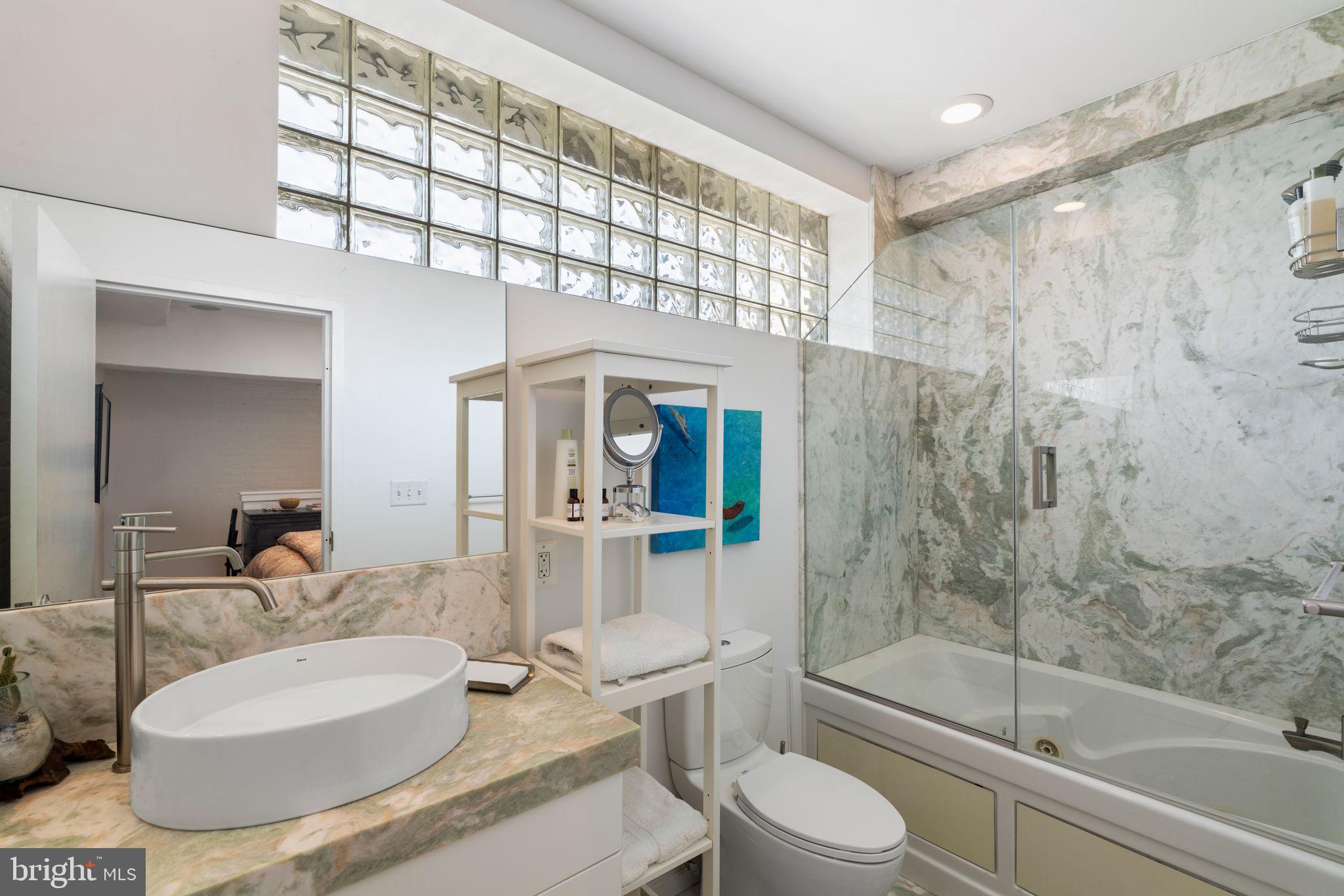 LOGAN SQUARE - Residential