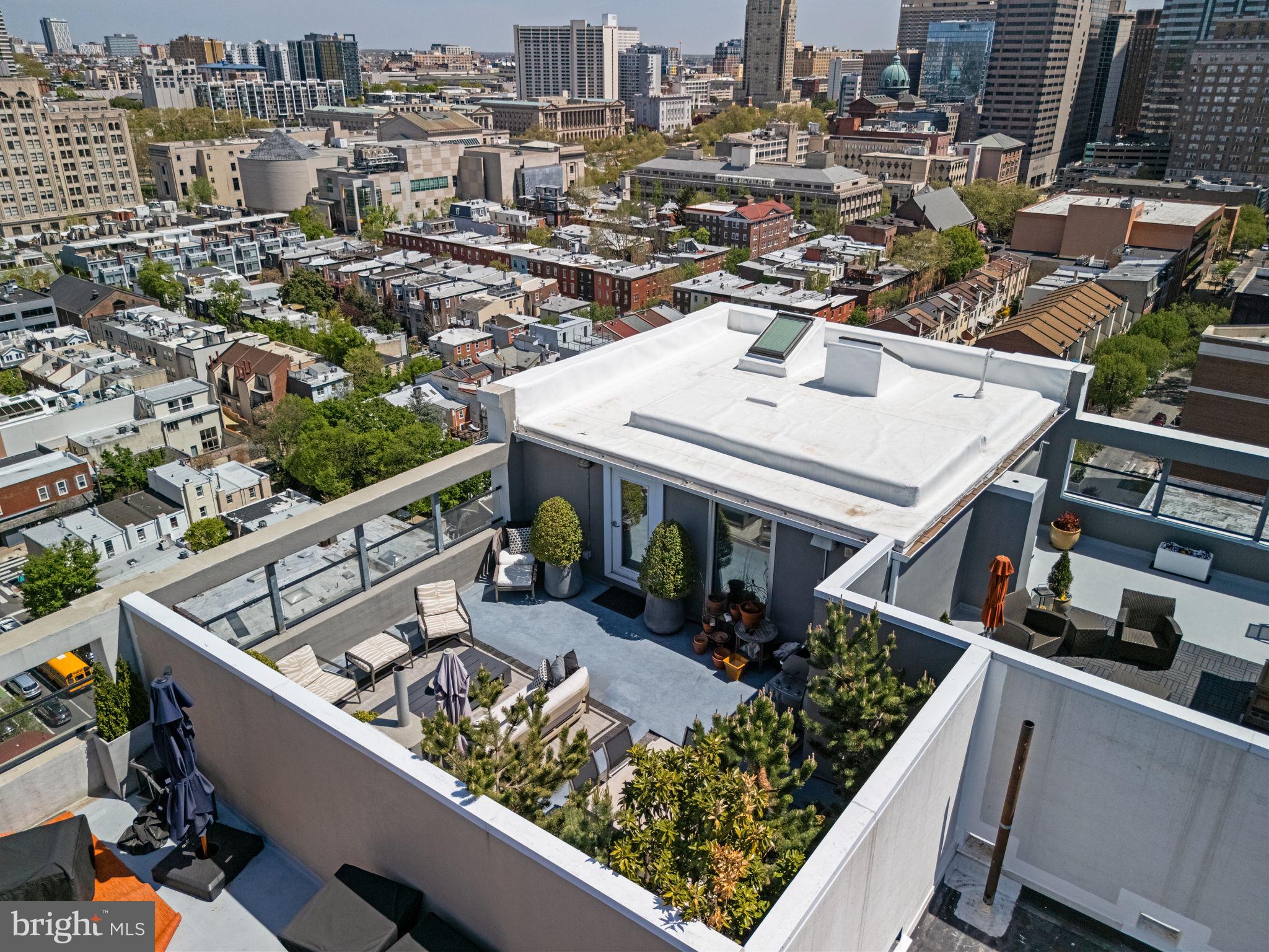 LOGAN SQUARE - Residential