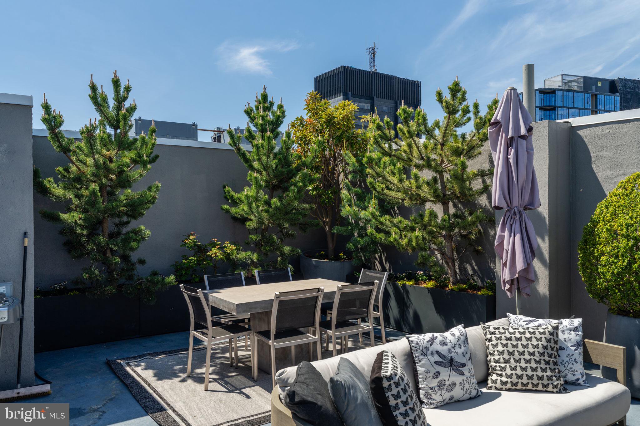 LOGAN SQUARE - Residential