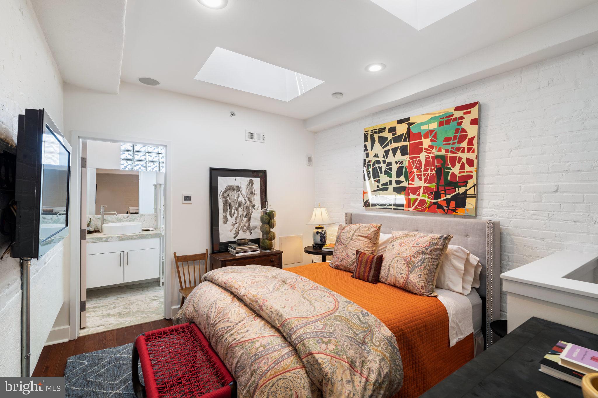 LOGAN SQUARE - Residential