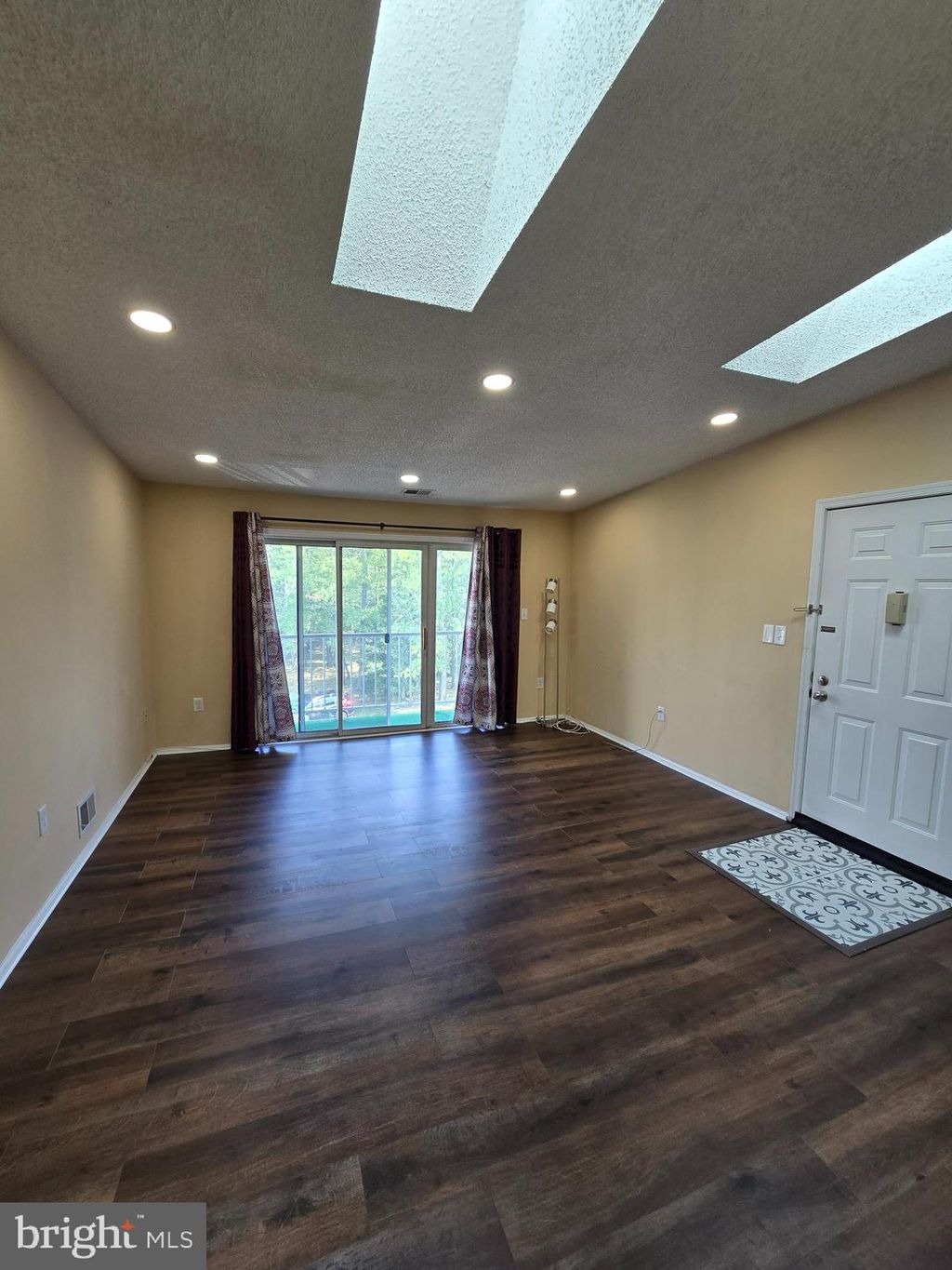 Photo of 28 Holly Court, HAMILTON, NJ 08619 (MLS # NJME2066352)