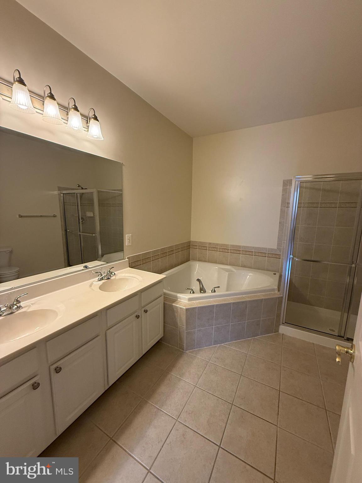 LAKESIDE TOWN CENTRE CONDOMINIUM - Residential Lease