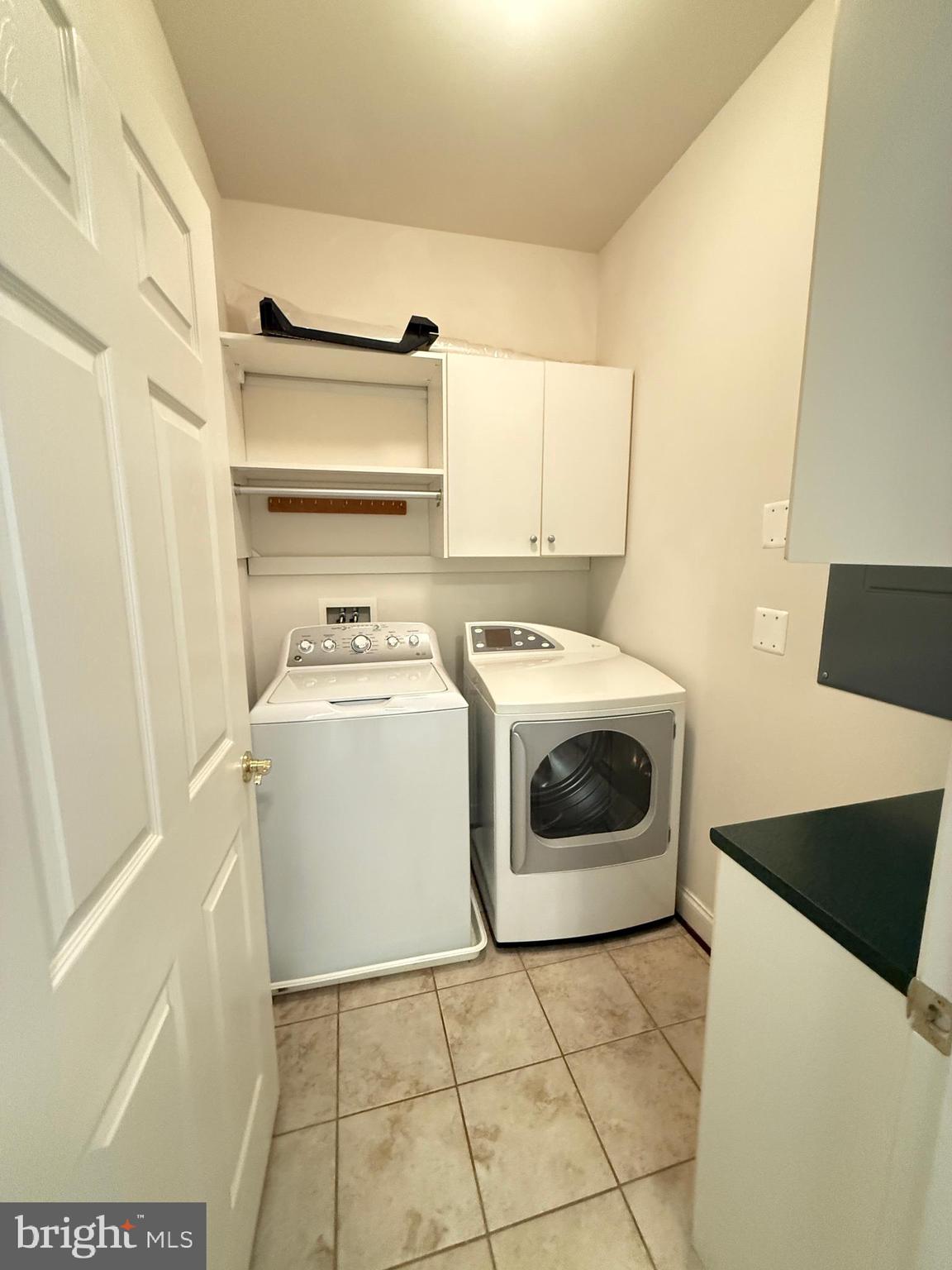 LAKESIDE TOWN CENTRE CONDOMINIUM - Residential Lease