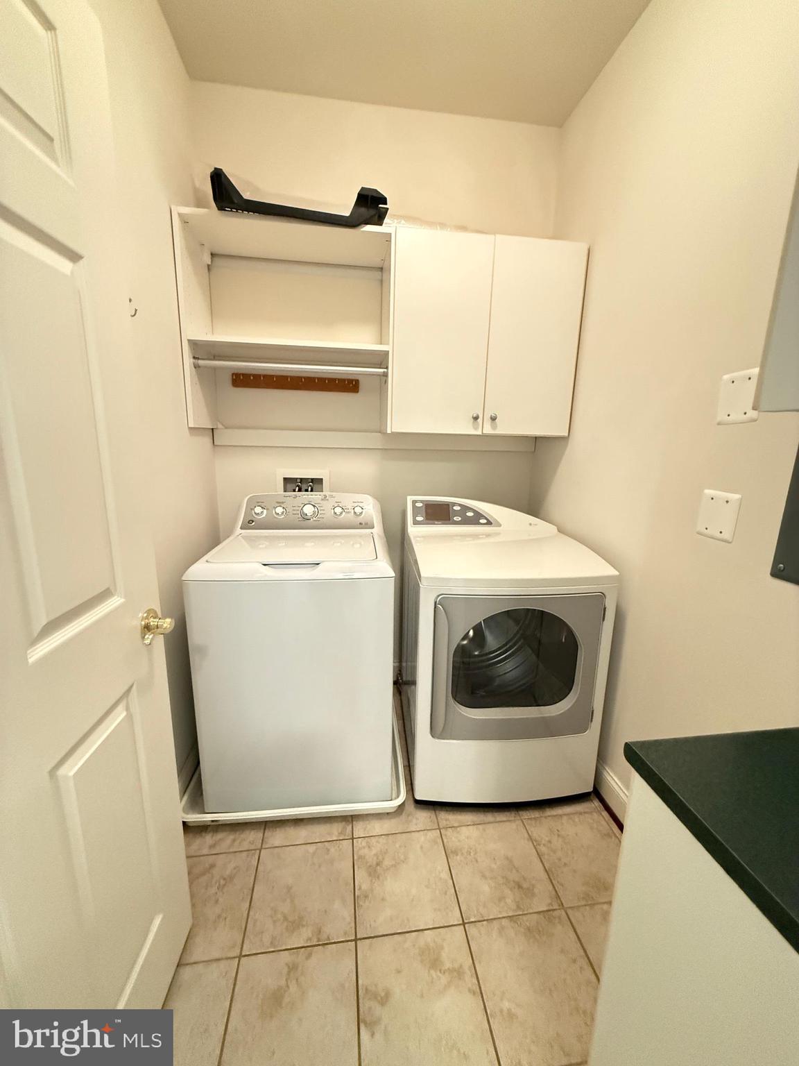 LAKESIDE TOWN CENTRE CONDOMINIUM - Residential Lease