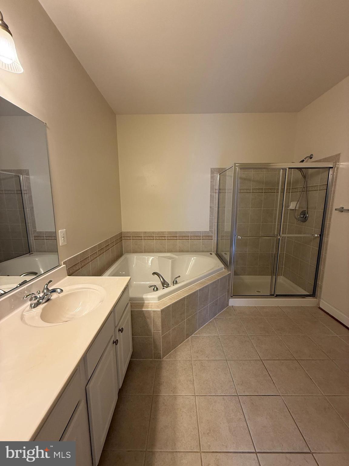 LAKESIDE TOWN CENTRE CONDOMINIUM - Residential Lease