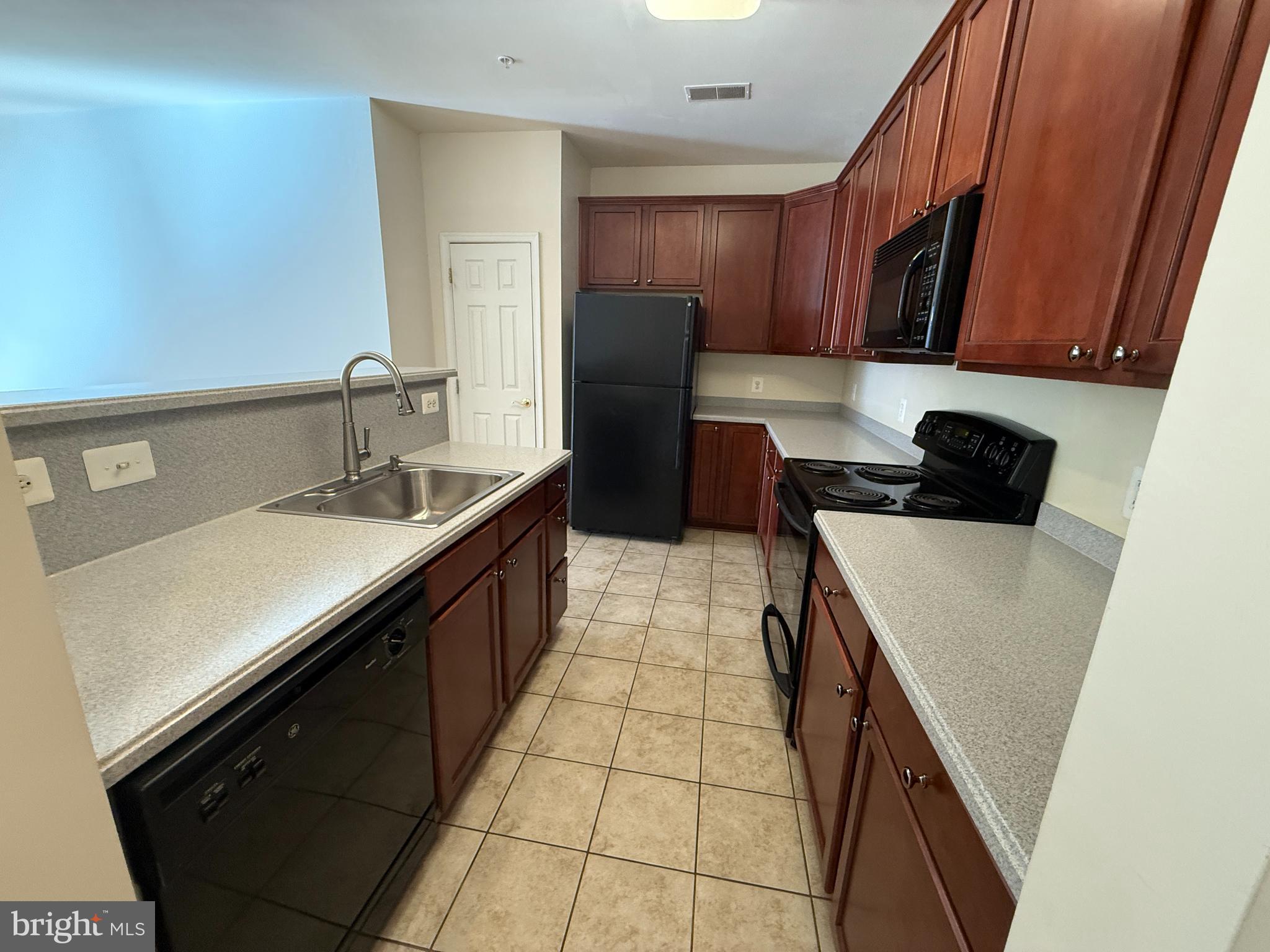 LAKESIDE TOWN CENTRE CONDOMINIUM - Residential Lease