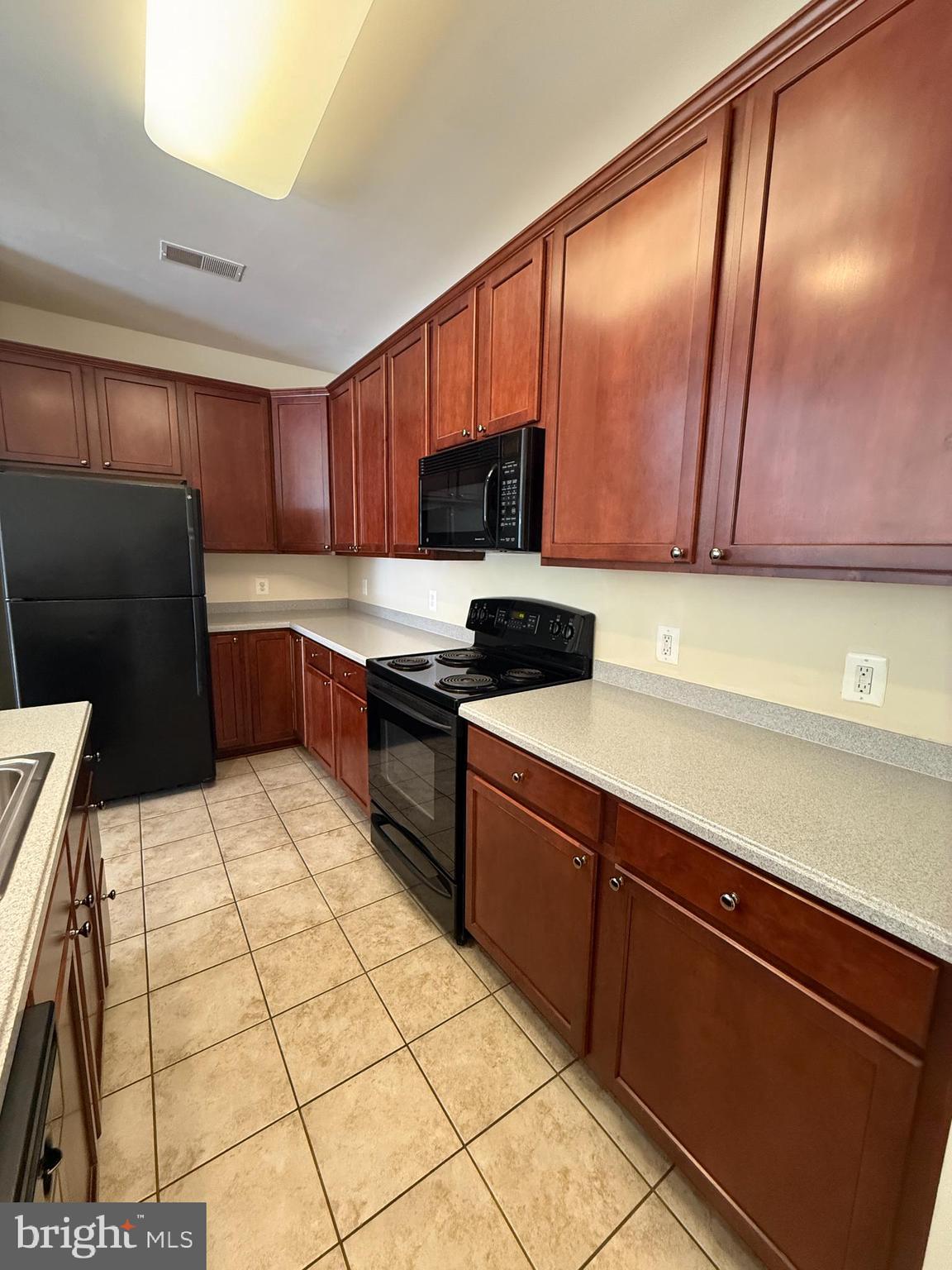 LAKESIDE TOWN CENTRE CONDOMINIUM - Residential Lease